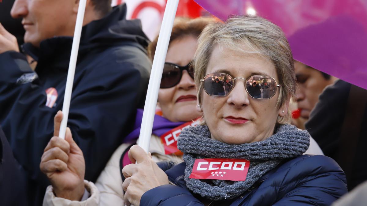 Concentracin ante el Congreso de los Diputados en protesta por el despido por enfermar