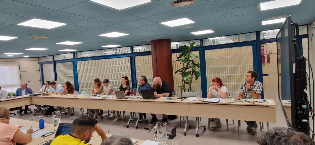 Al fondo, los y las negociadoras de CCOO