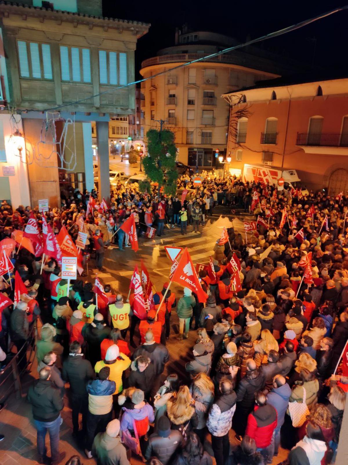 Ayuntamiento de Arnedo , al finalizar la manifestacin "Salario o Conflicto" del sector del calzado