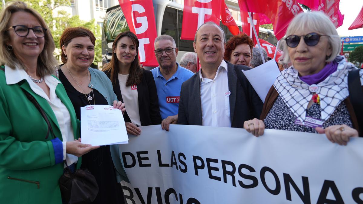 Diputados y diputadas de la bancada de la izquierda se unieron a la concentración sindical frente al Congreso.