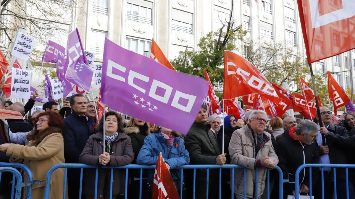 Concentracin ante el Congreso de los Diputados en protesta por el despido por enfermar