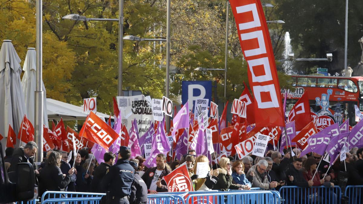 Concentracin ante el Congreso de los Diputados en protesta por el despido por enfermar