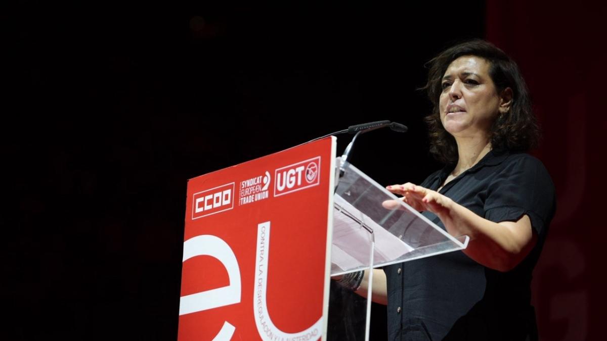 Livia Spera, secretaria general de la ETF, hizo gala de ogullo de sindicalismo de clase en un discurso muy aplaudido..