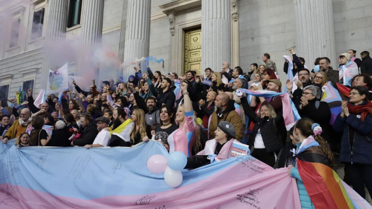 Celebración por la Ley Trans a las puertas del Congreso