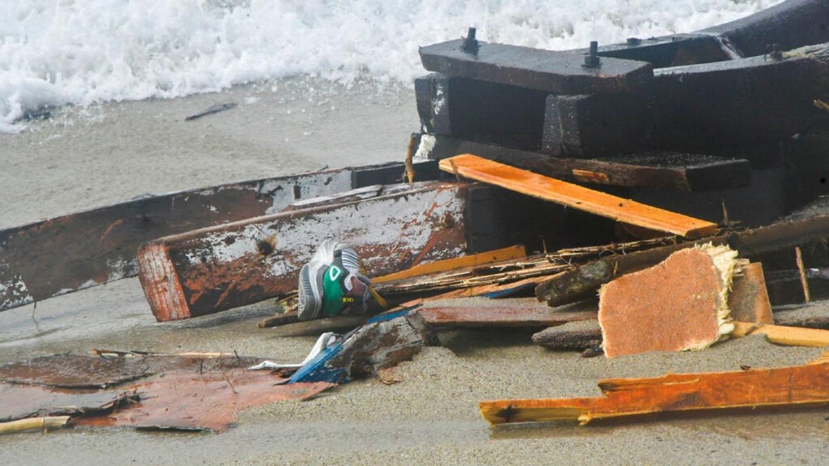 Restos de un barco en el naufragio de Calabria (imagen de Skynews)