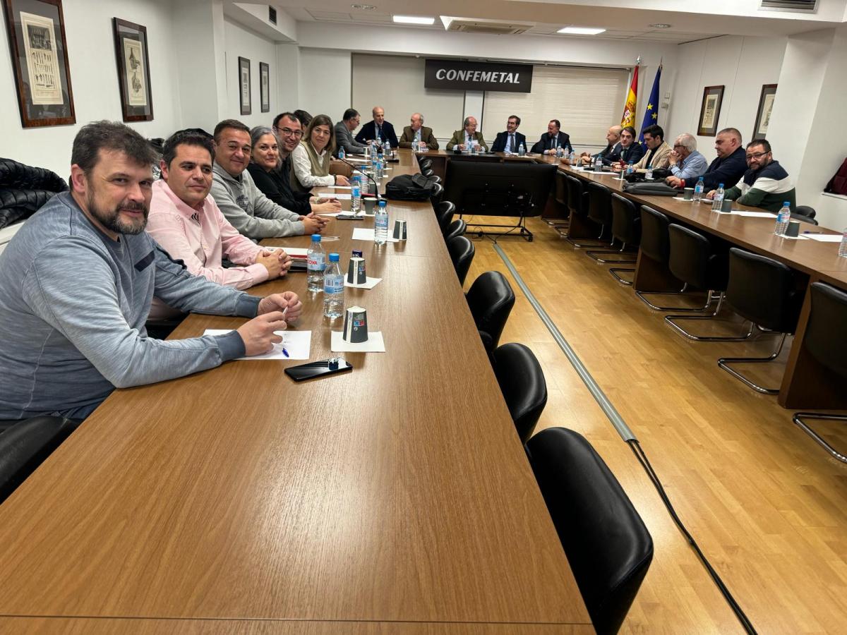 En primer plano, delegacin de CCOO en la mesa de negociacin