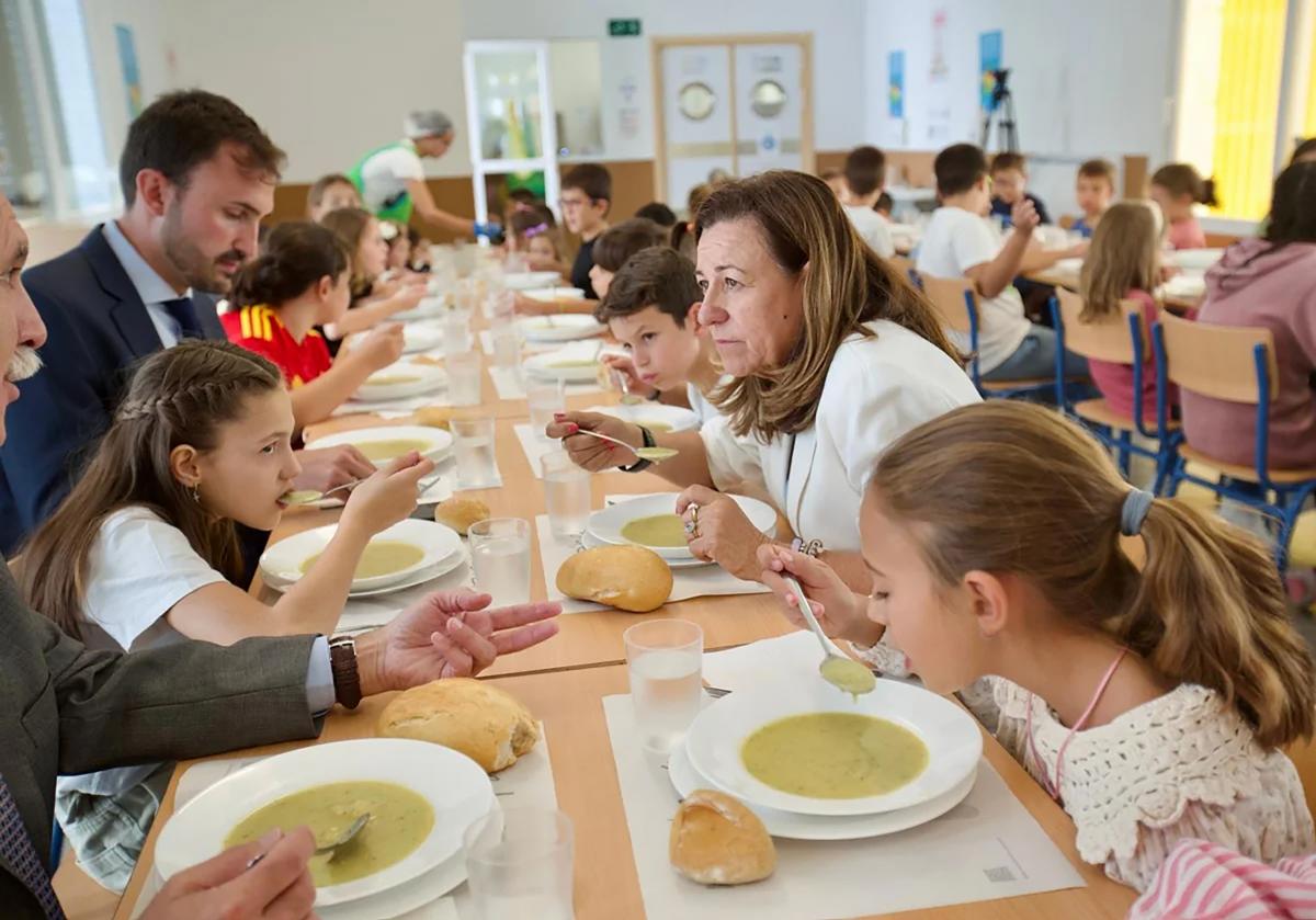 La consejera Carmen Castillo comparte con los alumnos de Villanueva de Crdoba el almuerzo ABC