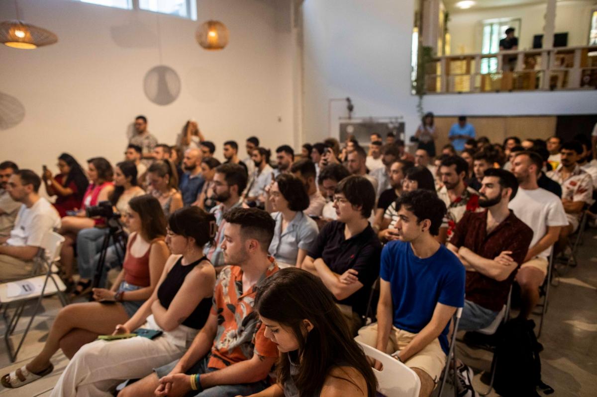 Un grupo de personas jóvenes asiste a un acto de Ideas en Guerra.