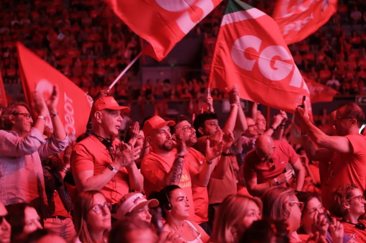 Las delegaciones europeas aportaban mucho color diseminadas por el Palacio de Vistalegre de Madrid. En este caso, la CGIL italiana.