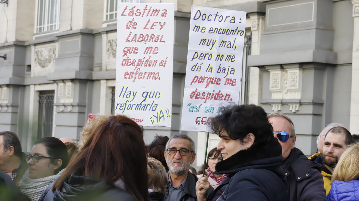 Concentracin ante el Congreso de los Diputados en protesta por el despido por enfermar