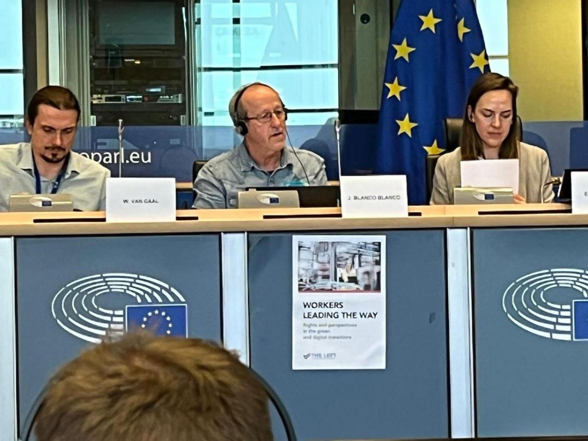Juan Blanco en el centro, en su intervencin en el Parlamento Europeo