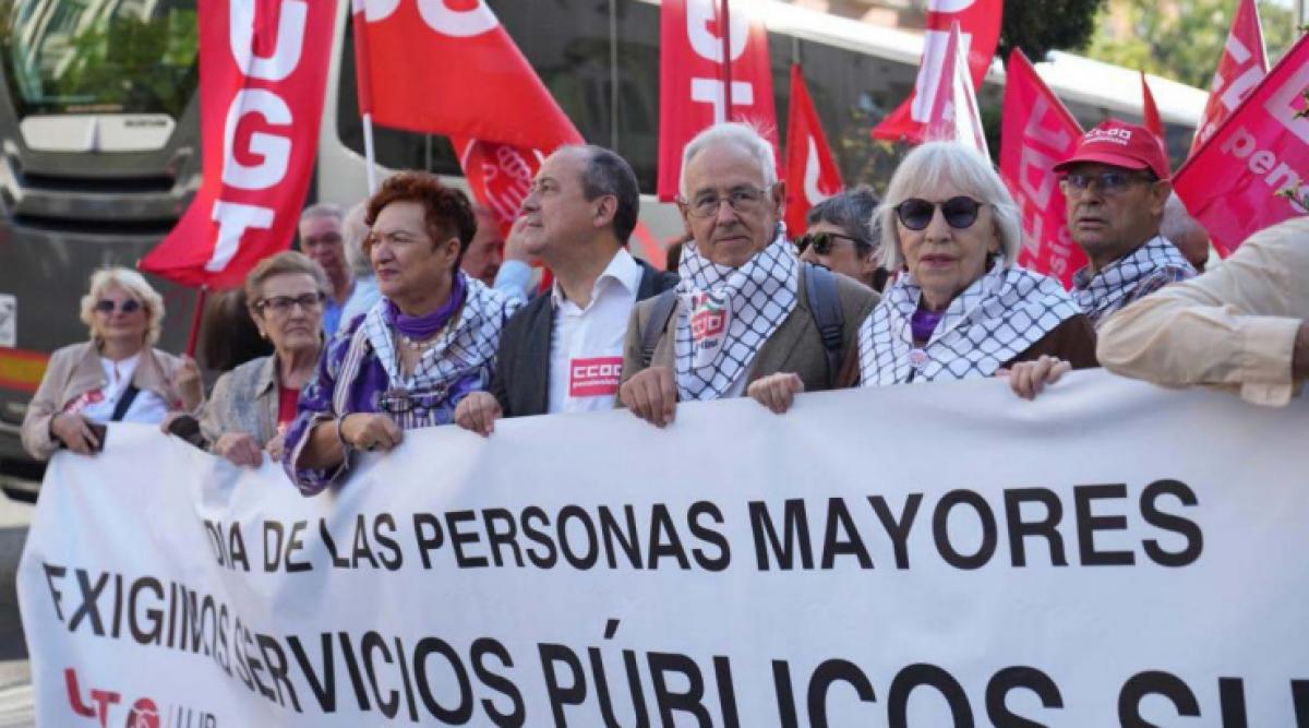 Momento de la movilización de la Federación de Pensionistas frente al Congreso del pasado 1 de octubre, Día Internacional de las Personas Mayores (Foto: Federación de Pensionistas)