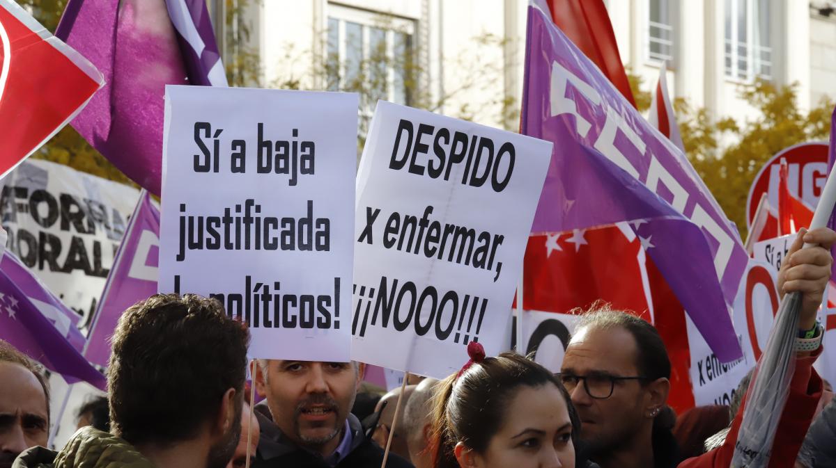 Concentracin ante el Congreso de los Diputados en protesta por el despido por enfermar