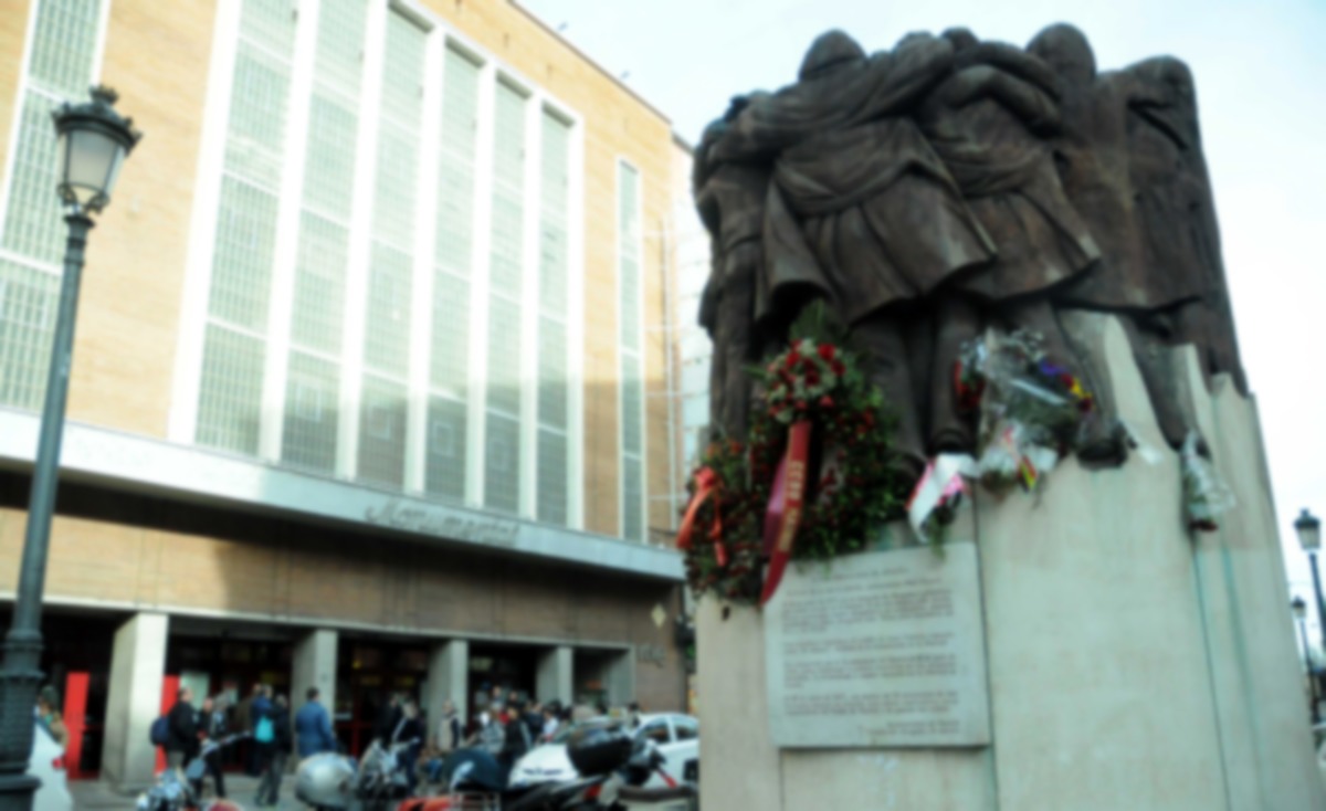El Abrazo en la plaza de Antón Martín