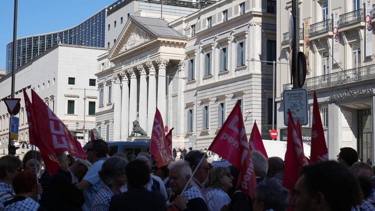 Concentración sindical por el Día Internacional de las Personas Mayores frente al Congreso de los Diputados.