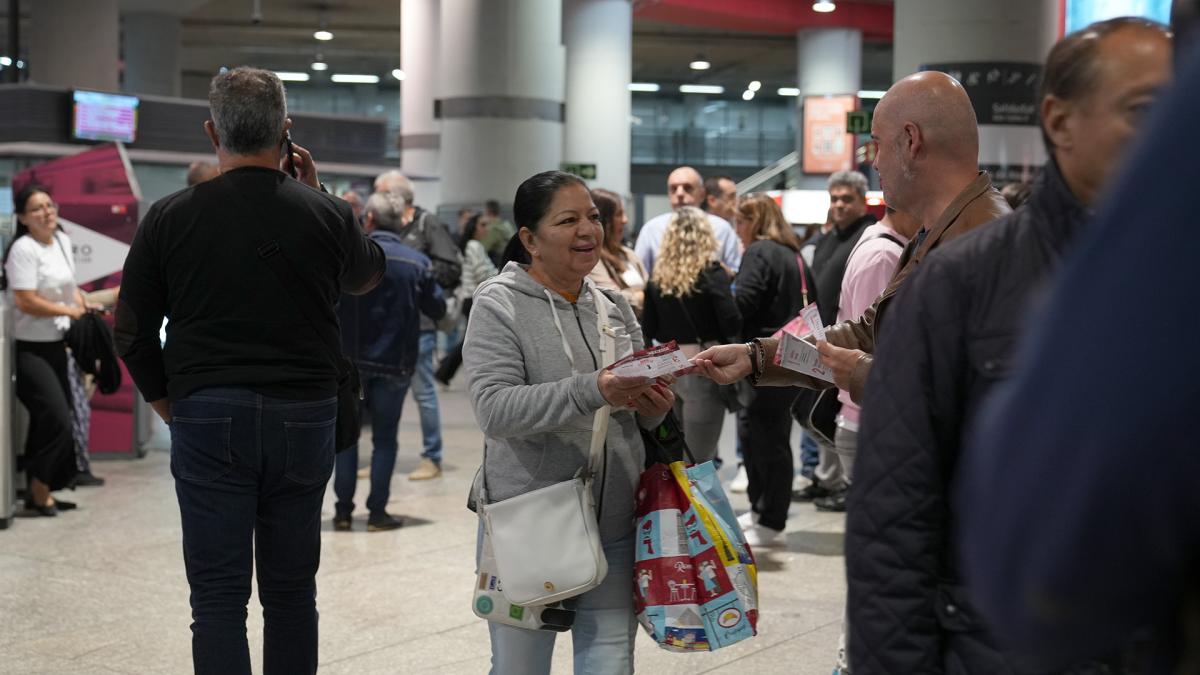 24 de septiembre: Reparto de octavillas para reivindicar la Reduccin Jornada Laboral en Atocha Renfe. Madrid.