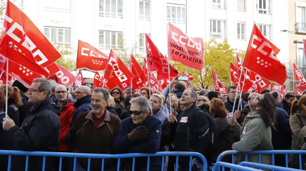 Concentracin ante el Congreso de los Diputados en protesta por el despido por enfermar