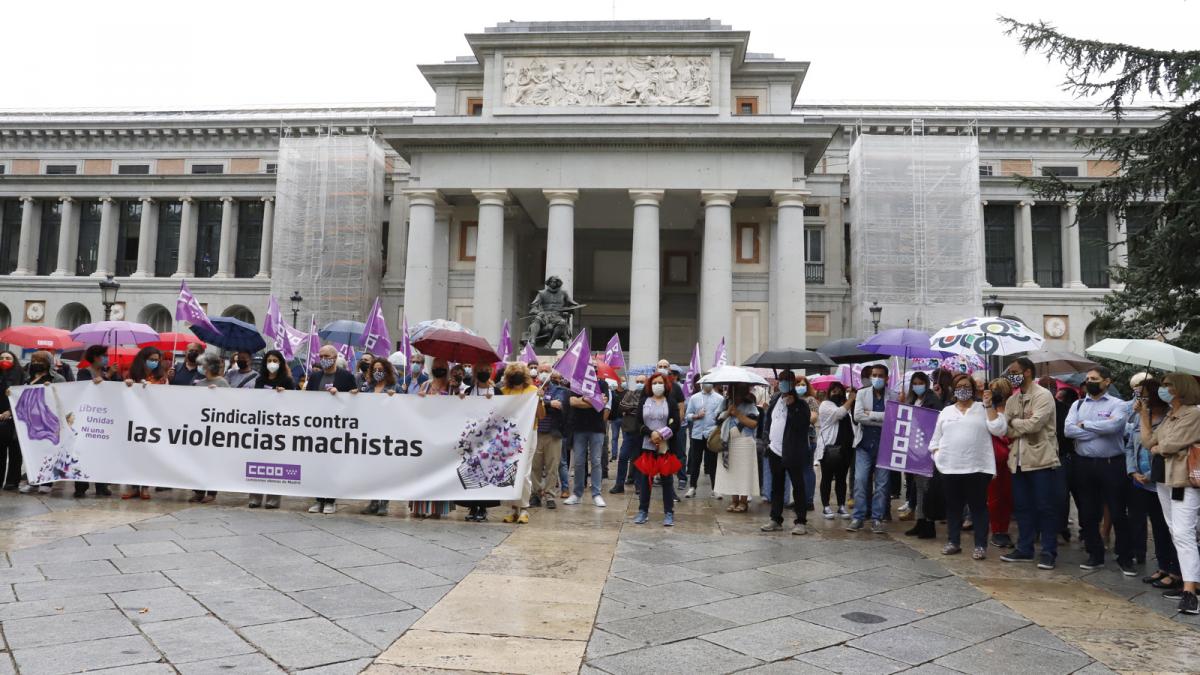 Concentracin contra la violencia de gnero frente al Museo del Prado en Madrid