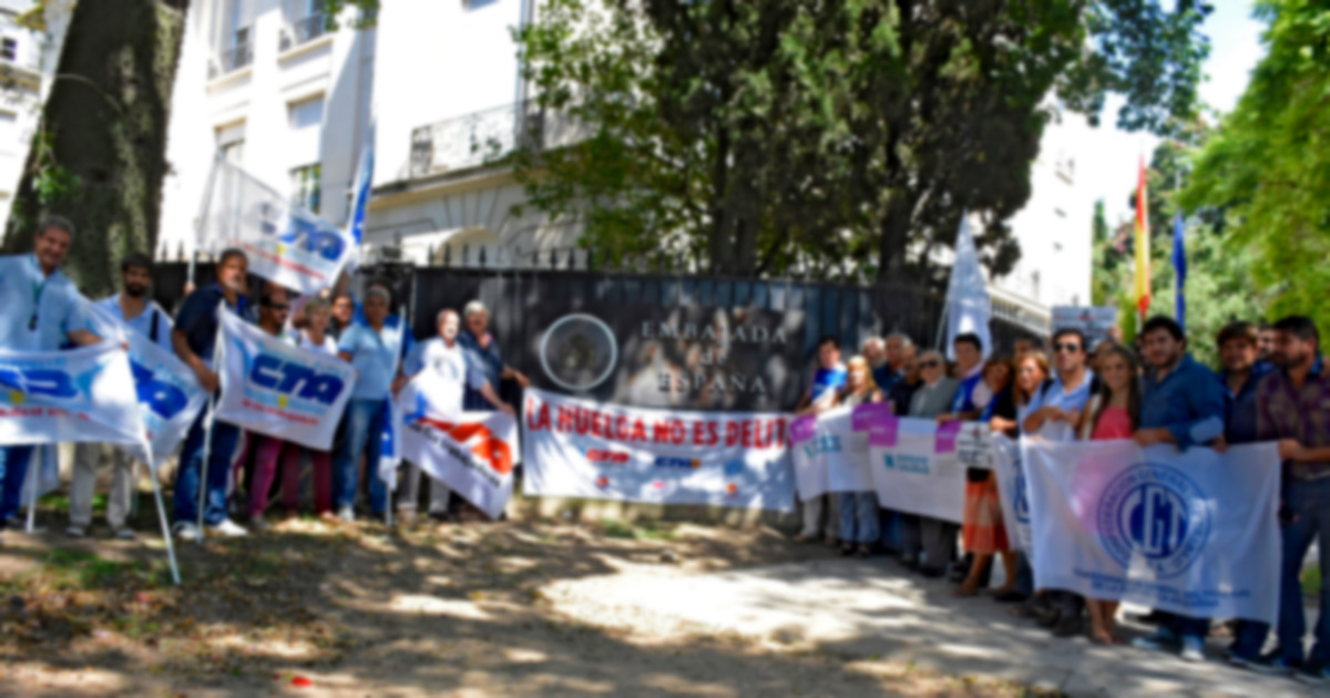Concentracin ante la Embajada de Espaa en Argentina en apoyo a los 8 de Airbus