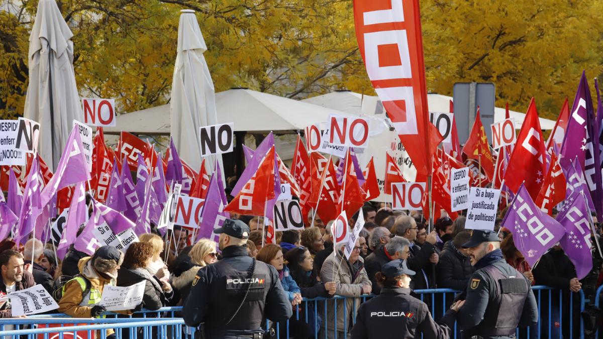 Concentracin ante el Congreso de los Diputados en protesta por el despido por enfermar