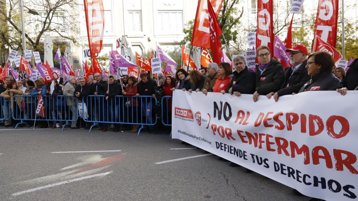 Concentracin ante el Congreso de los Diputados en protesta por el despido por enfermar