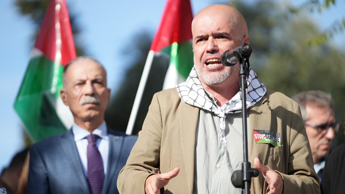Unai Sordo se dirige a las personas trabajadoras durante la concentración en defensa de una paz duradera en Palestina, el Miércoles 15 de octubre.