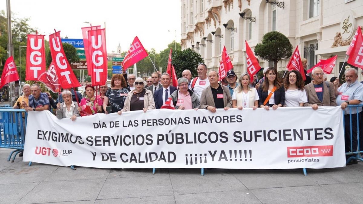 Juan Sepúlveda, secretario general de Pensionistas CCOO; y Carlos Bravo, secretario confederal de Políticas Públicas y Protección Social, junto a representantes de los grupos parlamentarios progresistas en la inmediaciones del Congreso de los Diputados, a quienes entregaron un manifieso conjunto con UGT.