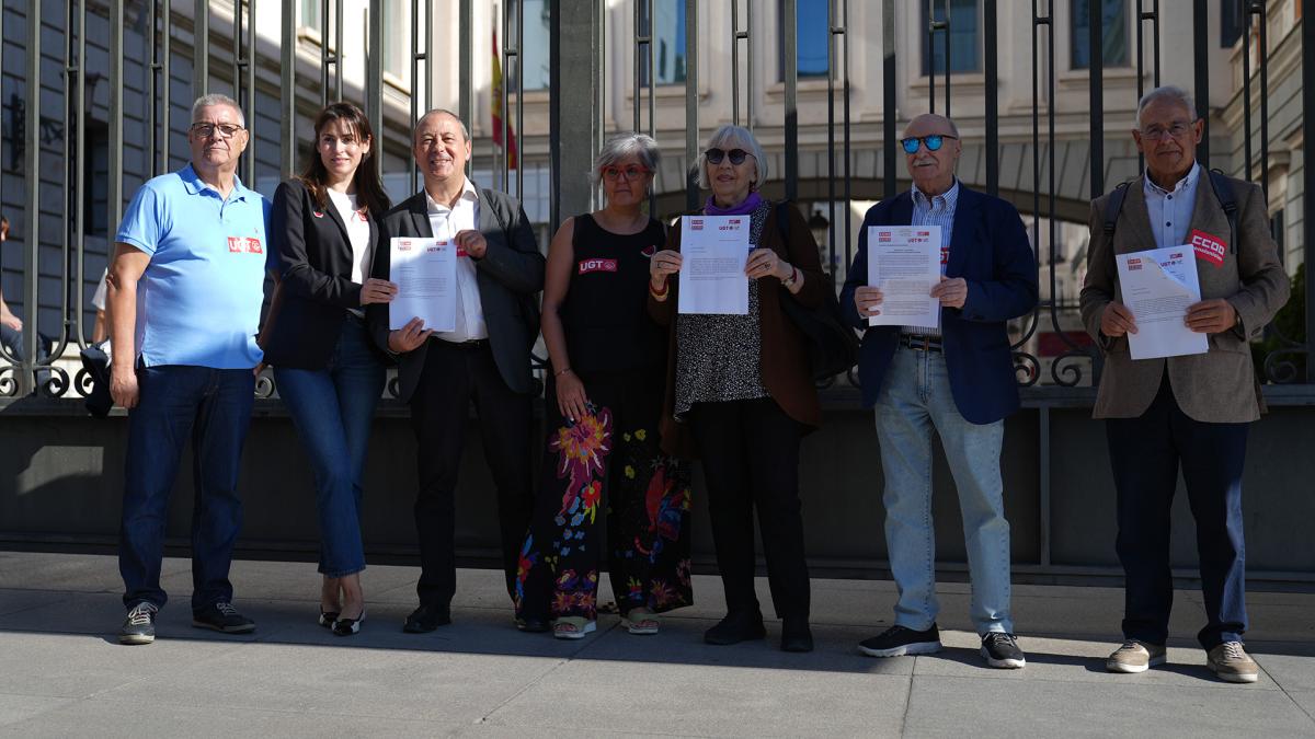 El 1 de octubre de 2025, Día Internacional de las Personas Mayores, los sindicalistas de CCOO y UGT frente al Congreso de los Diputados tras registrar el manifiesto en la Cámara Baja.