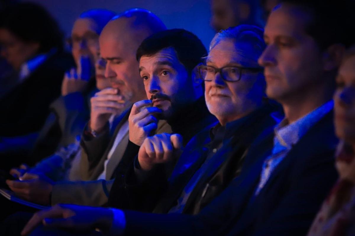 Unai Sordo y el ministro Pablo Bustinduy escuchan atentamente las intervenciones del congreso.