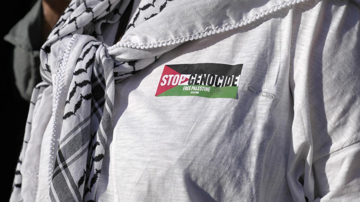 En un manifiesto conjunto que será leído en los actos de mañana, los sindicatos convocantes denuncian la ocupación ilegal de territorios palestinos en la Franja de Gaza y Cisjordania.