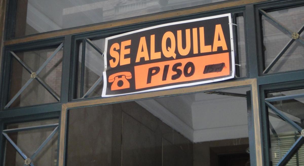 Los anuncios de alquileres continían poblando los inmuebles en las mayoría de los municipios españoles.