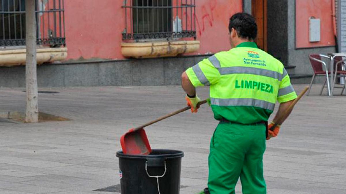 Imagen de archivo de un trabajador de la limpieza