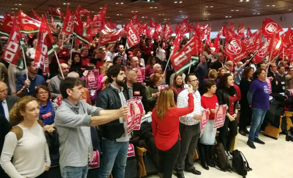 Aspecto de la multitudinaria asamblea de CCOO y UGT en Sevilla