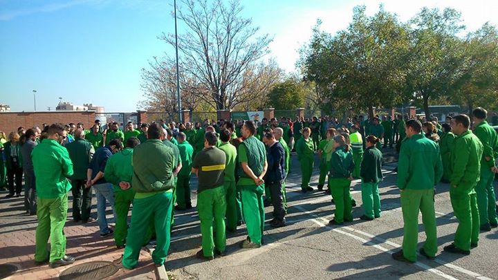 Trabajadores y trabajadoras de John Deere Getafe guardan cinco minutos de silencio