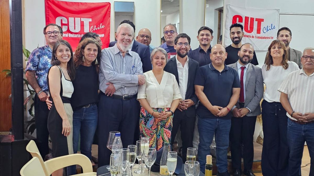 La secretaria confederal de Internacional y Cooperación de CCOO, Cristina Faciaben; y el resto de la delegación del sindiato, en la foto de familia del congreso.