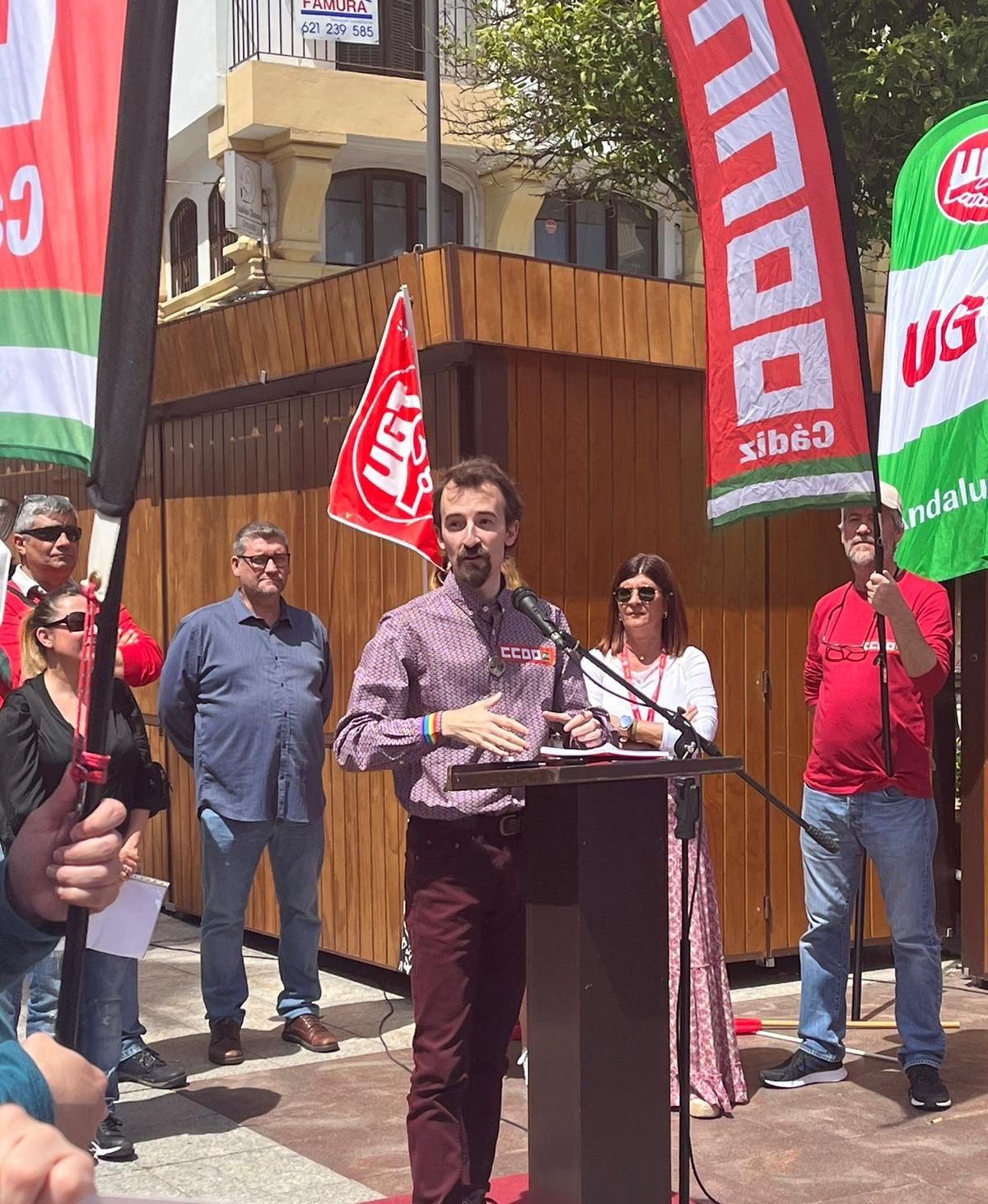Alfonso Torres, sindicalista y activista LGTBI+, interviene tras la manifestación del 1º de mayo de 2022 en Campo de Gibraltar.