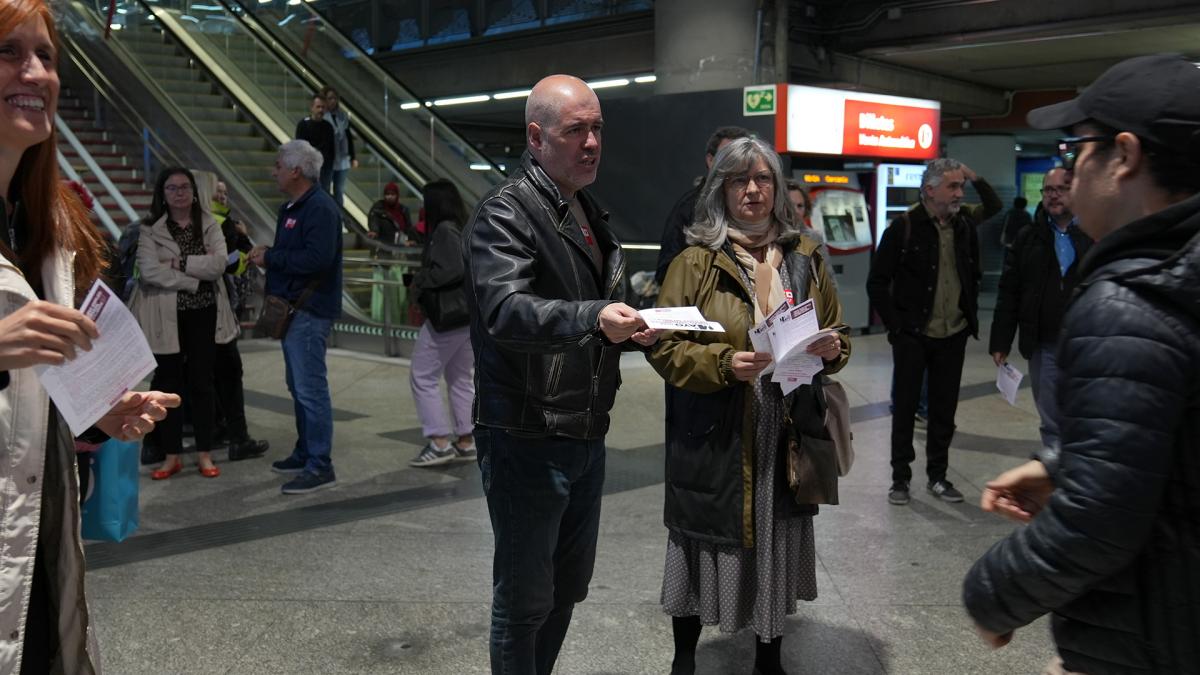 29 de abril: Reparto de octavillas con motivo del 1Mayo en la estacin de Atocha en Madrid.