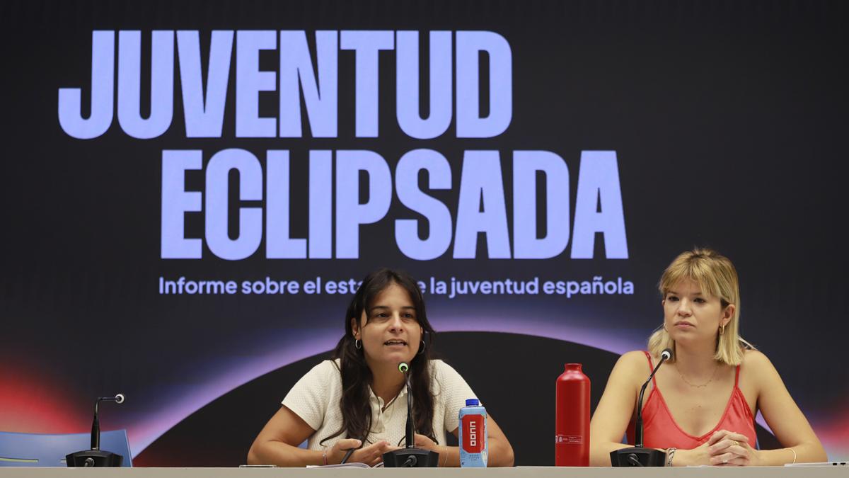 Pau Garcia Orrit, secretaria confederal de Juventud de CCOO; junto a Natalia Arias, miembro del Gabinete Económico de CCOO y autora del informe.