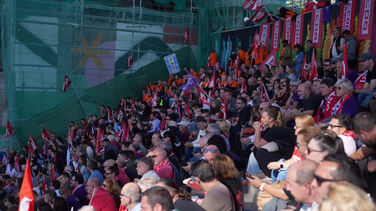 El graderío del polidepotivo Juan de la Cierva de Getafe, por momentos, se quedó pequeño para acoger a los cientos de delegados y delegadas de CCOO y UGT en la asamblea conjunta.