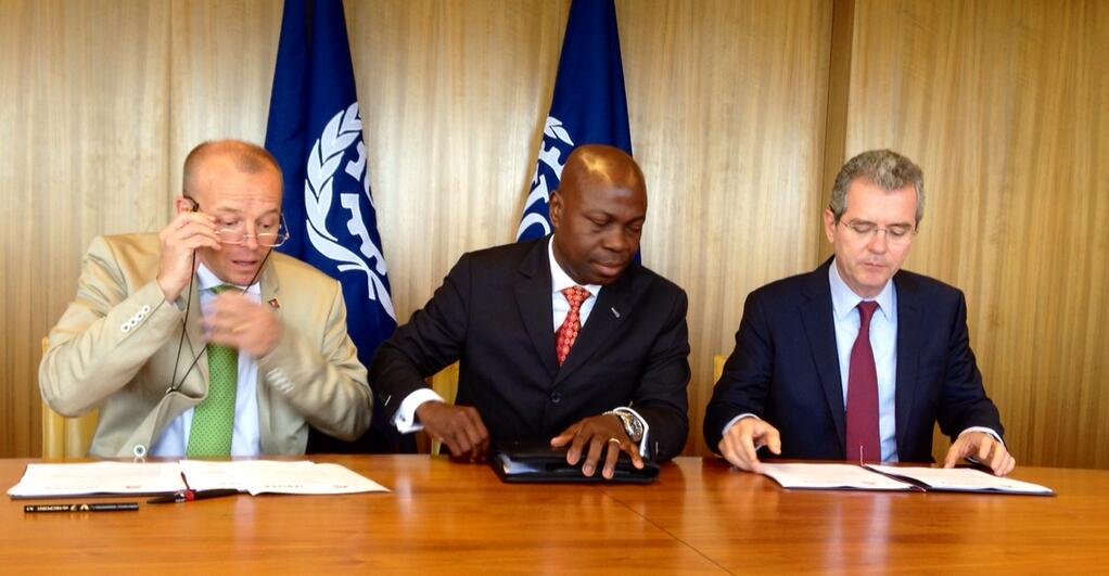 Jirky Raina y Pablo Isla se disponen a firmar la renovacin del acuerdo marco global