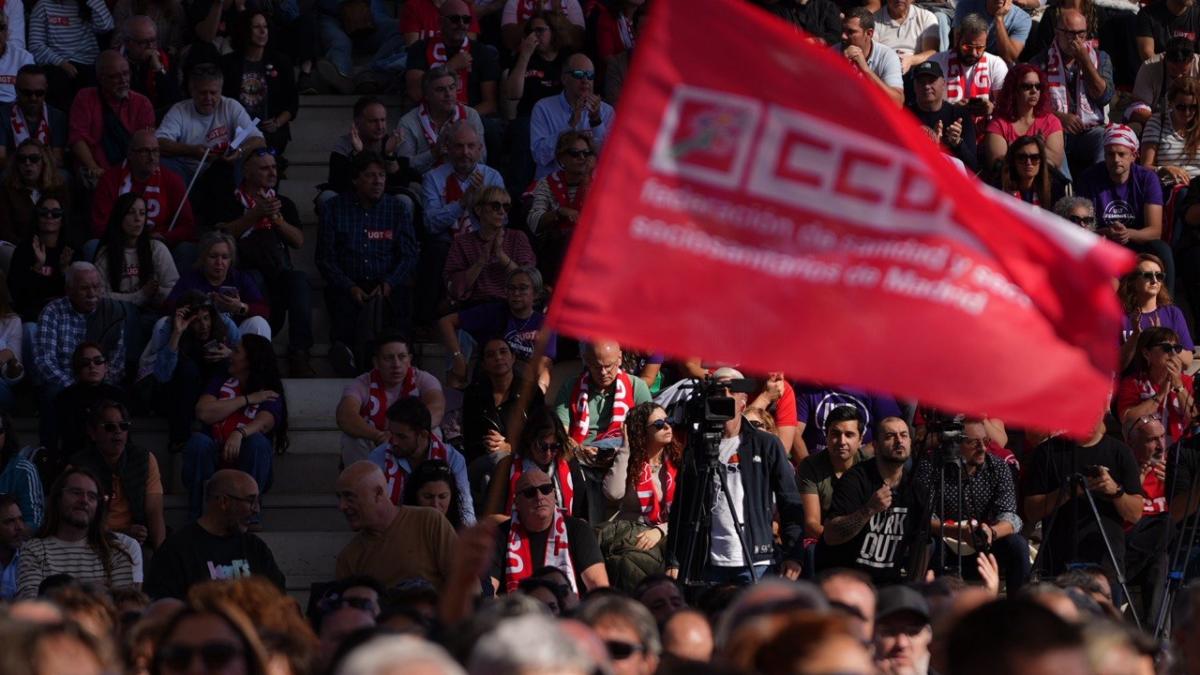 Las banderas de las CCOO volvieron a ondear a poco más de dos semanas de una huelga que debe ser "histórica", a juicio del secretario general, Unai Sordo.