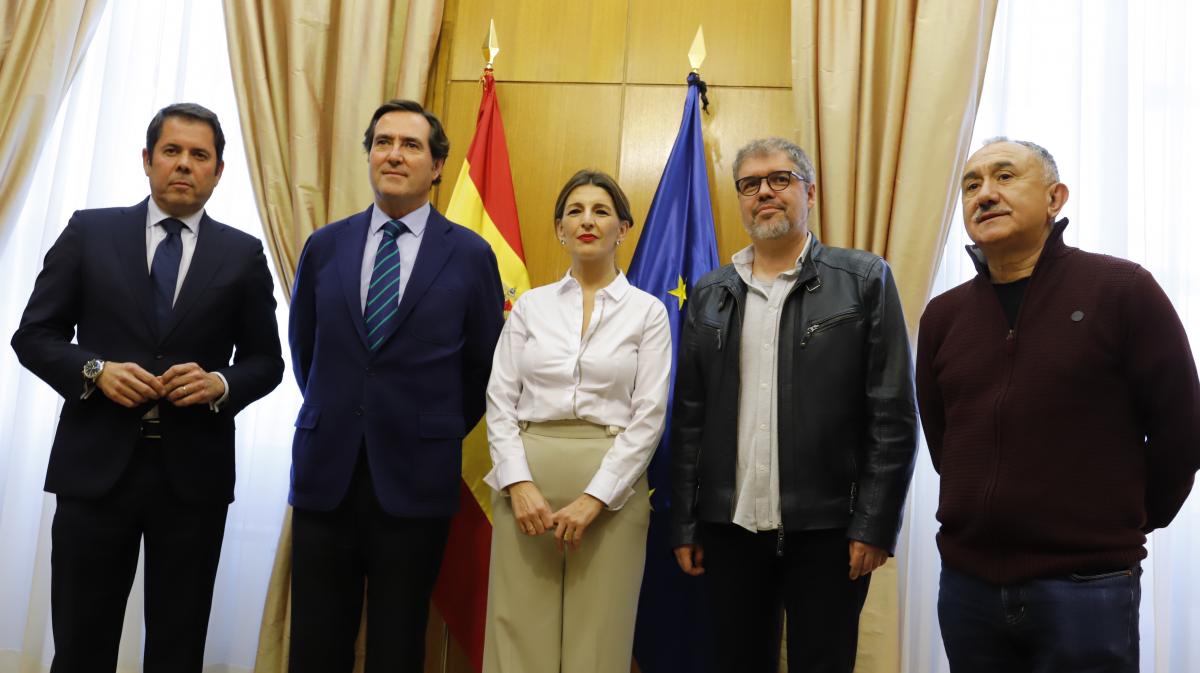 Gerardo Cuerva, Antonio Garamendi, Yolanda Daz, Unai ordo y Pepe lvarez posan ante de la reunin