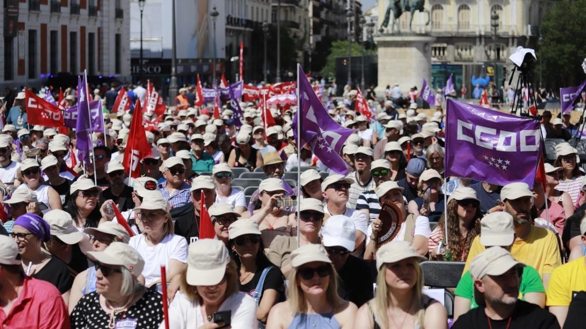 Comisiones Obreras ha finalizado su ciclo de movilizaciones celebradas en las principales ciudades del país, bajo el lema ‘Salario, techo y tiempo’ en la madrileña Puerta del Sol
