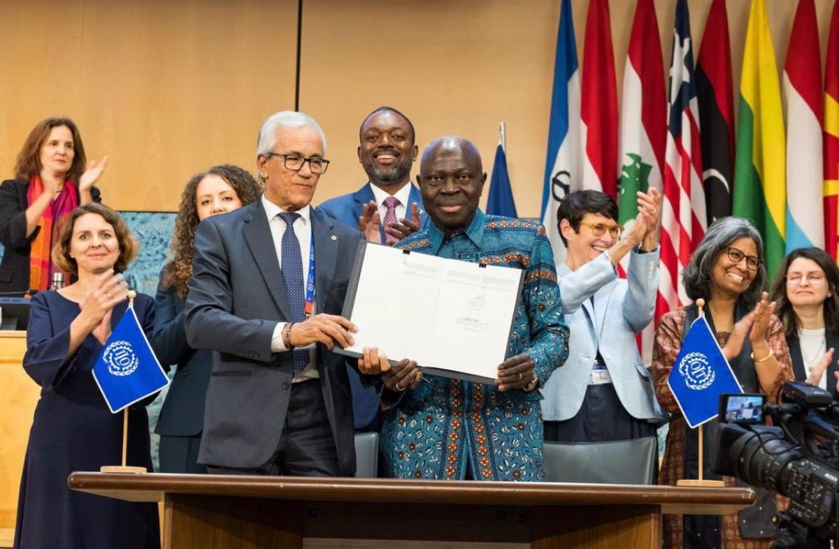 Firma del Convenio 193 [Photo ILO / Pierre Albouy]